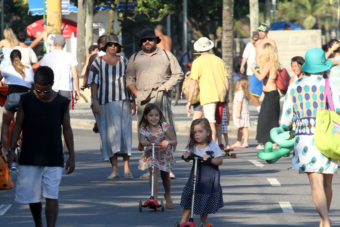 Marcelo Serrado passeia com a filha e encontra amigos