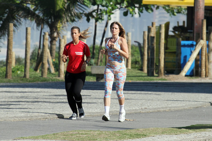 Com ajuda de personal, Susana Werner faz exercícios em orla carioca