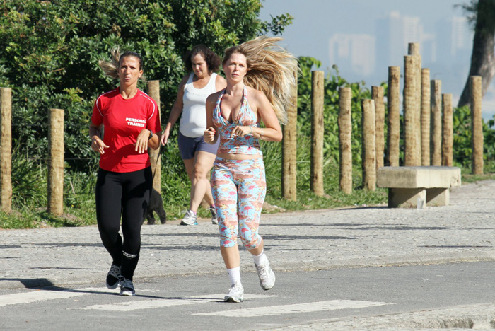 Com ajuda de personal, Susana Werner faz exercícios em orla carioca