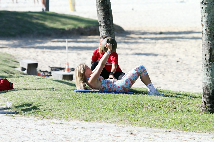 Com ajuda de personal, Susana Werner faz exercícios em orla carioca