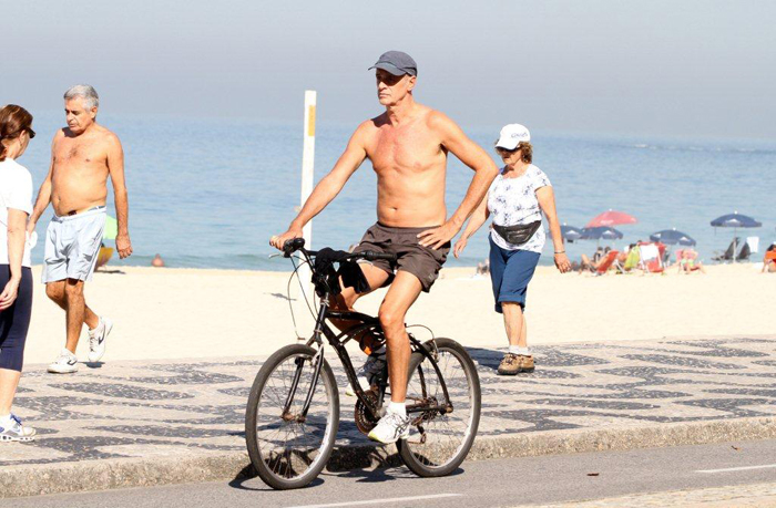 Marcos Caruso faz sua pedalada diária pelo Leblon