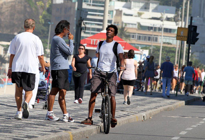 Marcos Caruso faz sua pedalada diária pelo Leblon