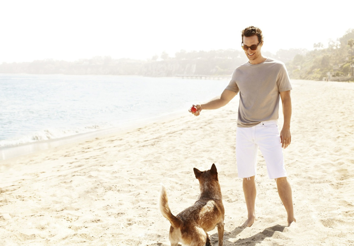 Matthew McConaughey brinca com cachorro durante sessão de fotos