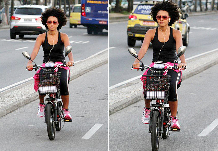 Numa Boa//Sheron Menezes passeia de bike elétrica por Ipanema