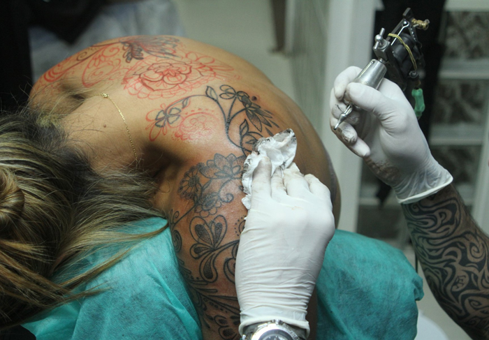 Milena Nogueira faz tatuagem de ombro a ombro