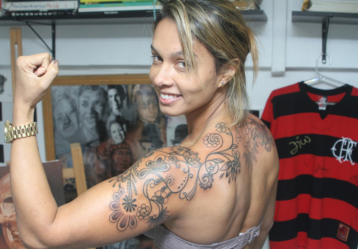 Milena Nogueira faz tatuagem de ombro a ombro