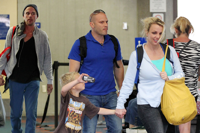Britney Spears aproveita feriadão no Havaí com noivo e filhos