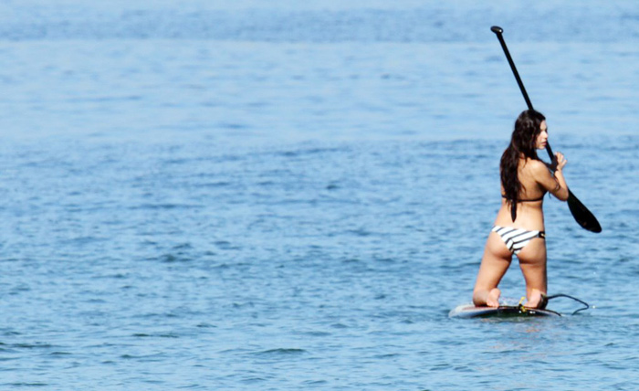 Isis Valverde e Susana Werner praticam stand up paddle 