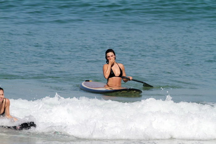 Isis Valverde e Susana Werner praticam stand up paddle 