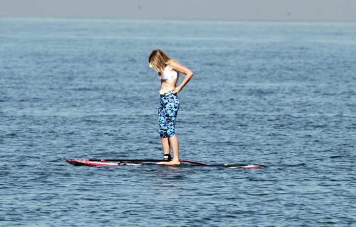 Isis Valverde e Susana Werner praticam stand up paddle 