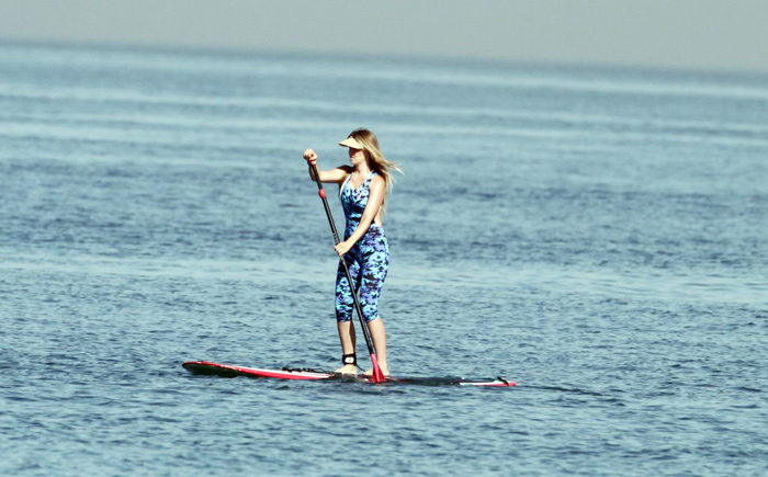 Isis Valverde e Susana Werner praticam stand up paddle 