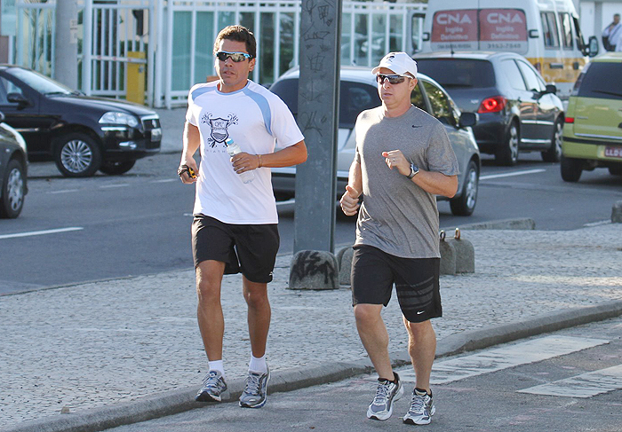 Luciano Huck sua a camisa em caminhada com personal trainer