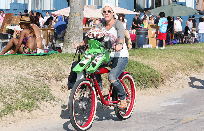 Roqueira Pink leva filhinha de 1 ano para passeio de bicicleta
