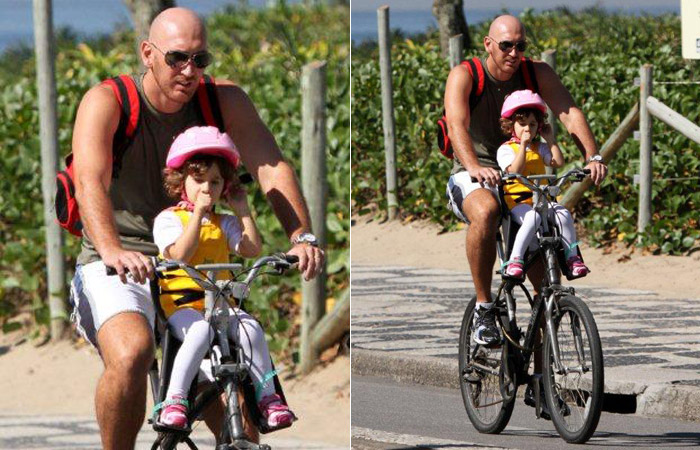 Nalbert vai buscar a filha na escola de bicicleta