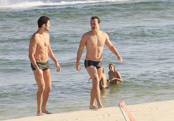 Rodrigo Andrade e José Loreto se encontram em praia carioca