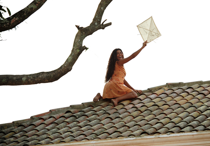 Veja fotos da famosa cena de Gabriela pegando  a pipa no telhado