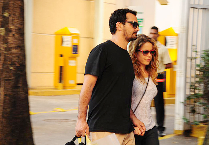 Leandra Leal passeia com o namorado pelo Rio de Janeiro