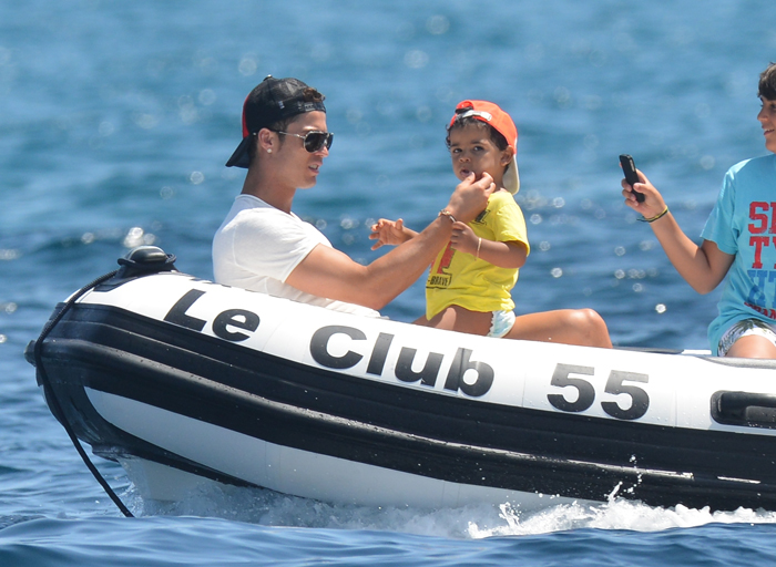 Entre carinhos e cochilos, Cristiano Ronaldo curte férias com a amada em Saint-Tropez