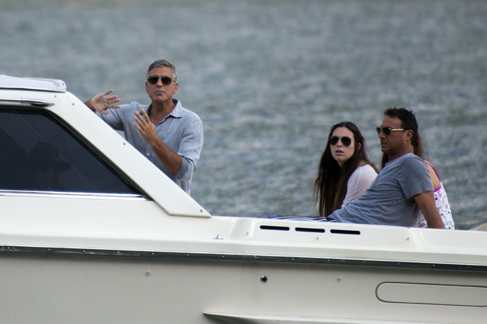 George Clooney passeia de barco com a ex e a atual namorada