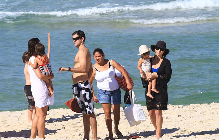 Giovanna Antonelli curte praia em família