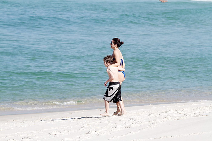 Giovanna Antonelli curte praia em família