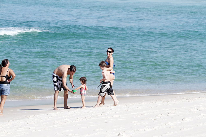 Giovanna Antonelli curte praia em família