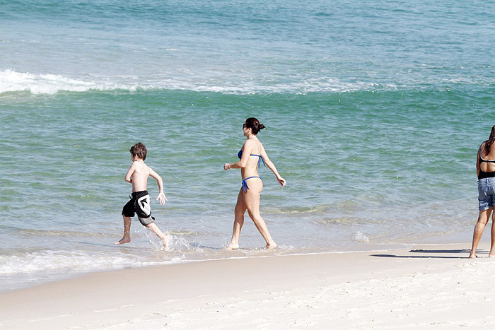 Giovanna Antonelli curte praia em família