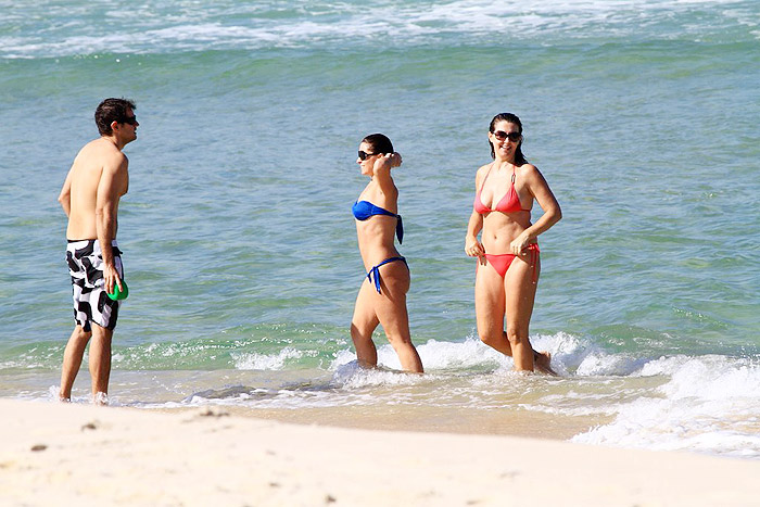 Giovanna Antonelli curte praia em família