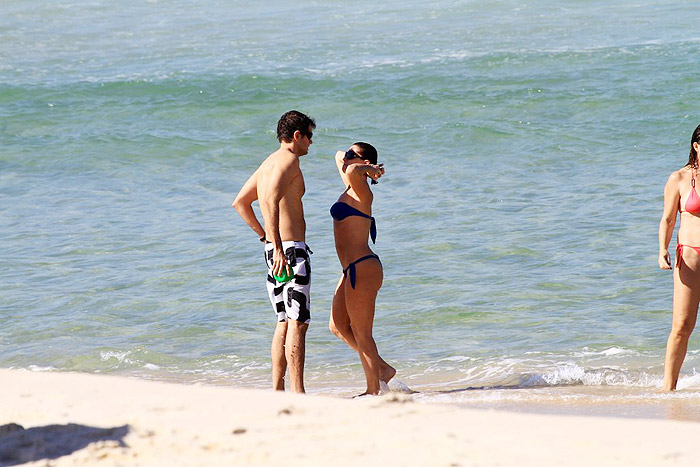 Giovanna Antonelli curte praia em família