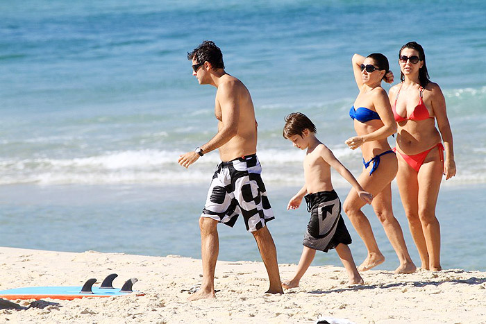 Giovanna Antonelli curte praia em família