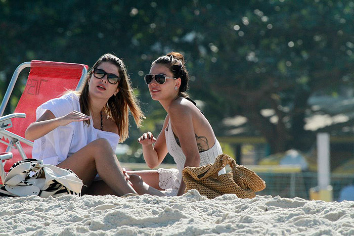 Isis Valverde e Bárbara Borges enfrentam ondas da Barra da Tijuca