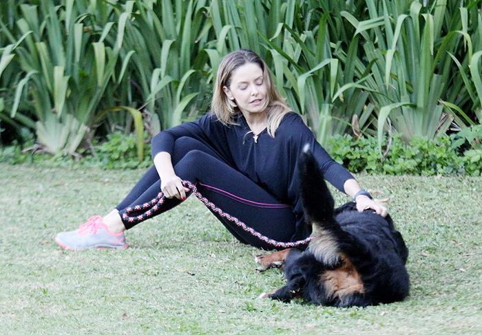 Bianca Rinaldi se diverte com seu cachorro em passeio