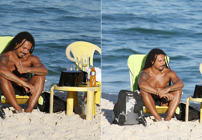 Marcelo Falcão toma vinho na taça em dia na praia