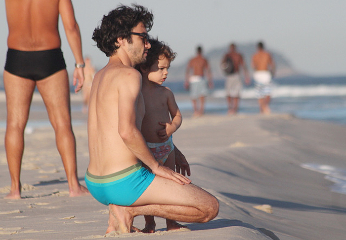 Caio Blat leva o filho Bento à praia em final de tarde ensolarado