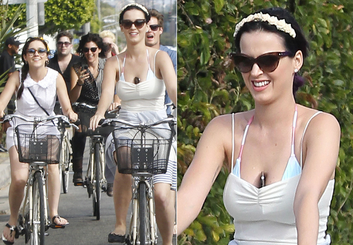 Katy Perry transporta o celular no meio dos seios, durante passeio de bike