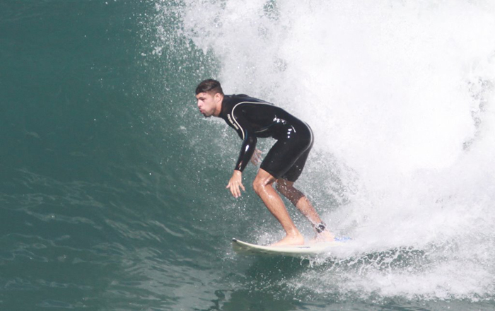 Cauã Reymond leva caldo em mar carioca