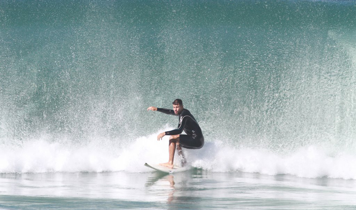 Cauã Reymond leva caldo em mar carioca