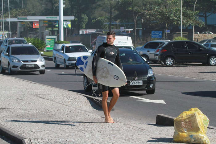 Cauã Reymond leva caldo em mar carioca