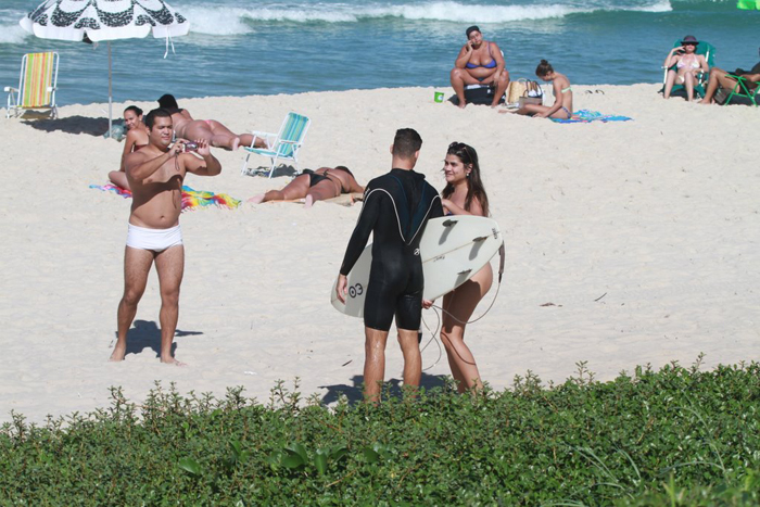 Cauã Reymond leva caldo em mar carioca