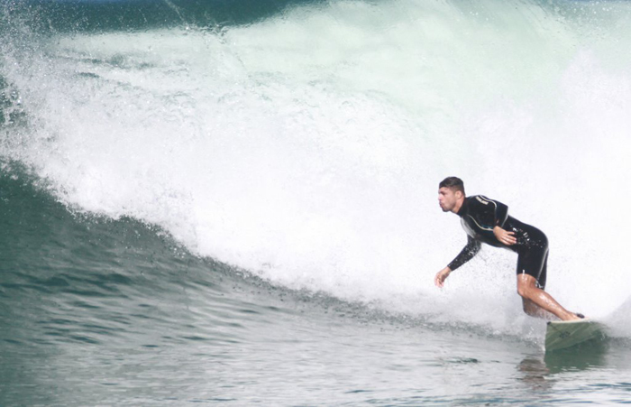 Cauã Reymond leva caldo em mar carioca