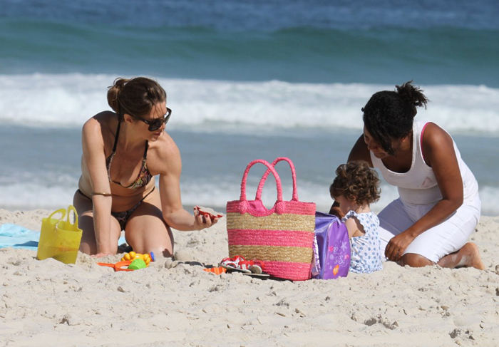 Letícia Spiller exibe corpão em praia carioca