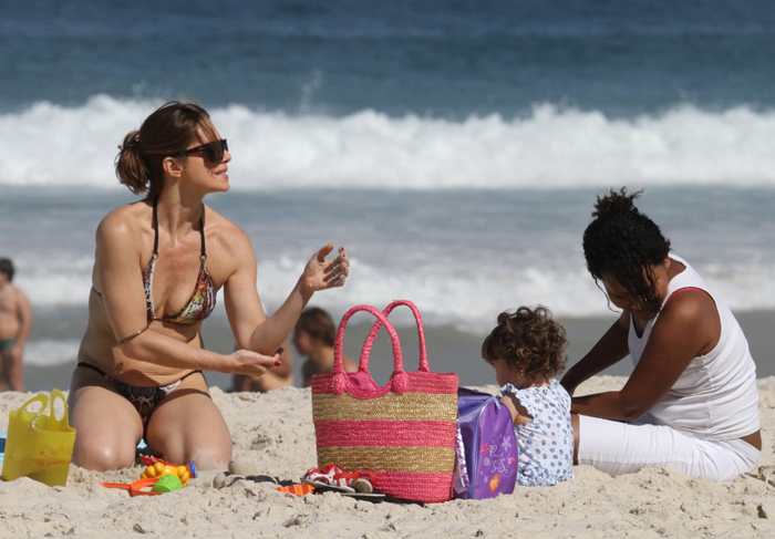 Letícia Spiller exibe corpão em praia carioca