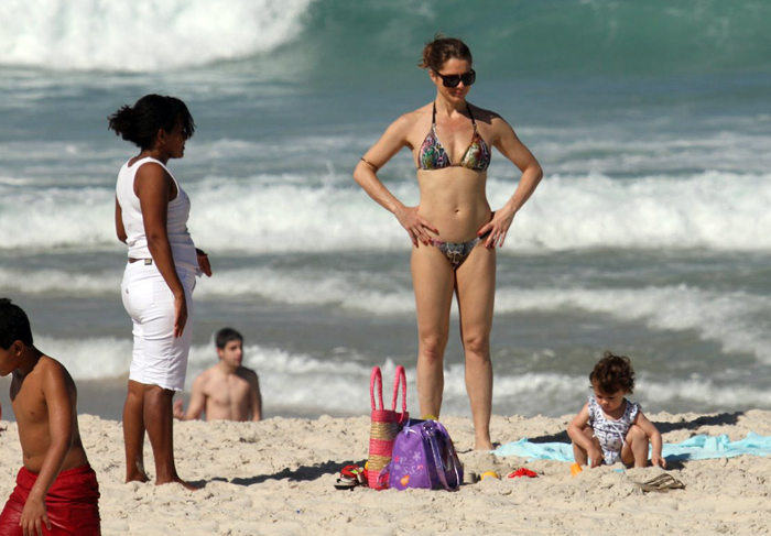 Letícia Spiller exibe corpão em praia carioca