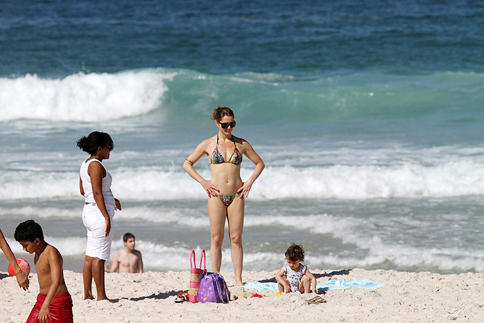 Letícia Spiller exibe corpão em praia carioca