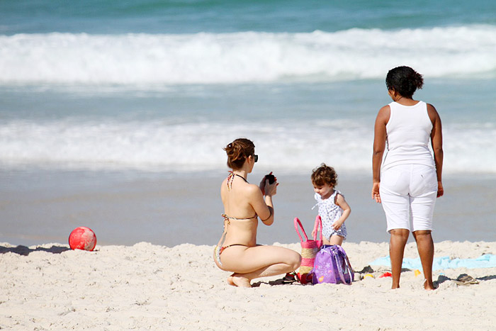 Letícia Spiller exibe corpão em praia carioca