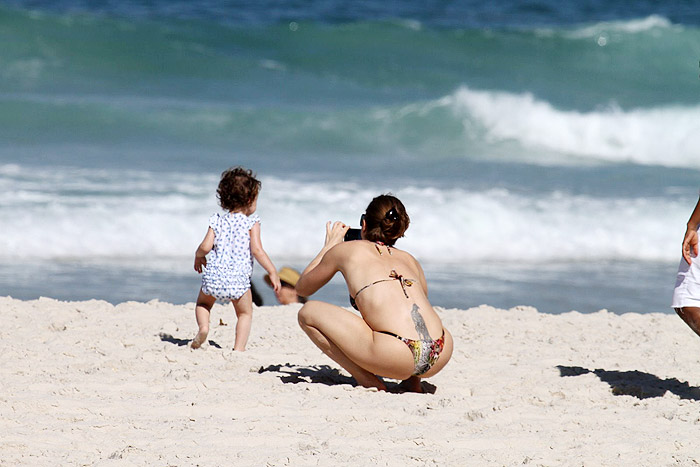 Letícia Spiller exibe corpão em praia carioca