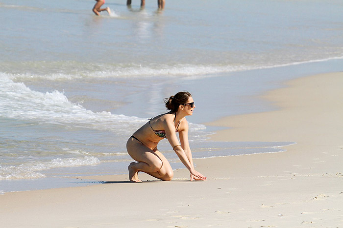 Letícia Spiller exibe corpão em praia carioca