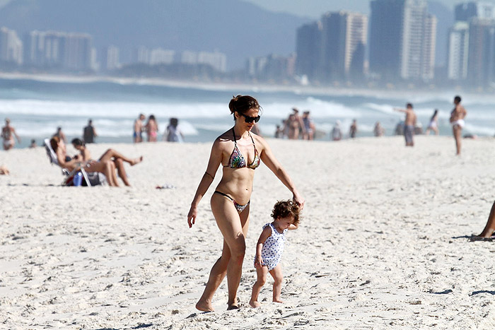 Letícia Spiller exibe corpão em praia carioca