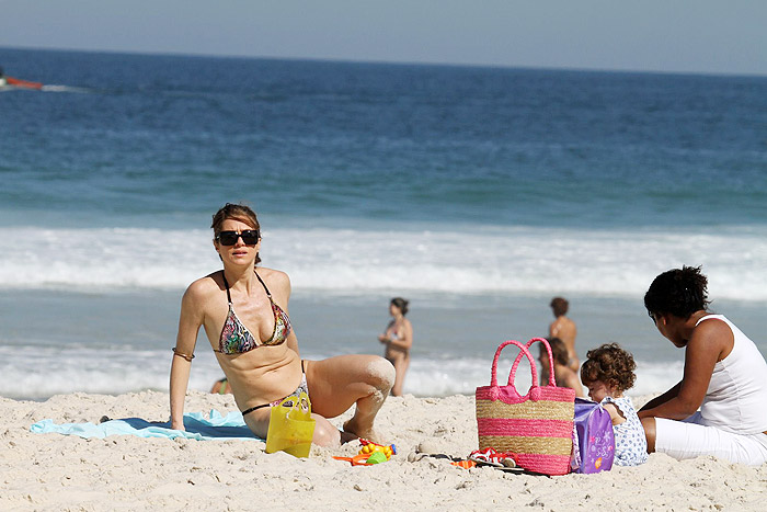 Letícia Spiller exibe corpão em praia carioca