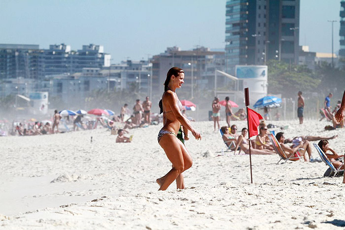 Carol foi flagrada se divertindo em praia carioca.